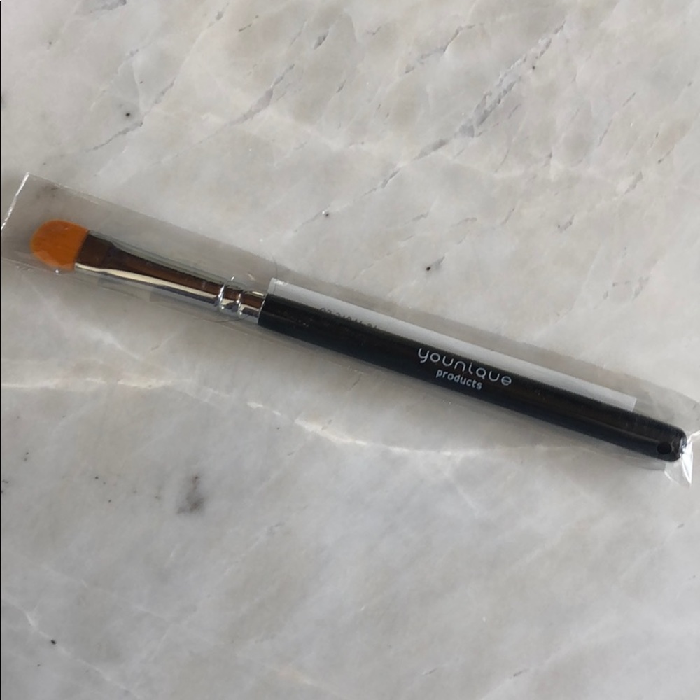Younique shadow brush